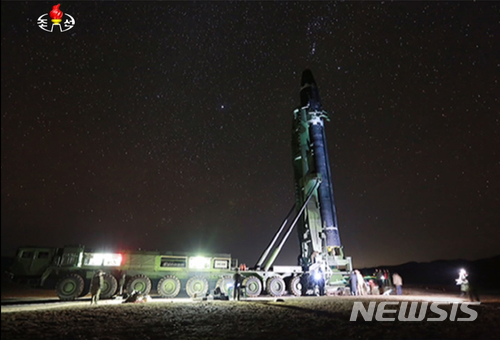 【서울=뉴시스】북한 김정은 국무위원장이 29일 새벽 평양인근에서 신형 대륙간탄도미사일(ICBM)급 화성-15형 미사일 발사 현장을 찾아 참관했다고 밝혔다. 2017.11.30. (출처=조선중앙TV)&nbsp; photo@newsis.com