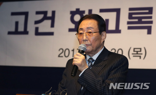 【서울=뉴시스】권현구 기자 = 고건 전 국무총리가 30일 오후 서울 종로구 세종문화회관에서 열린 '고건 회고록 출간 간담회'에 참석해 인사말을 하고 있다. 2017.12.01. stoweon@newsis.com