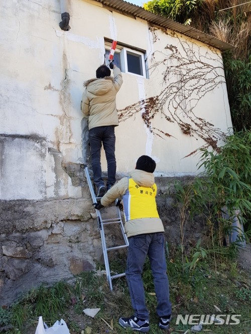 【안동=뉴시스】류상현 기자 = 경북건축사회 회원들이 지진피해를 본 독거노인 주택을 보수하고 있다. 2017.12.01. (사진=경북도 제공) photo@newsis.com 