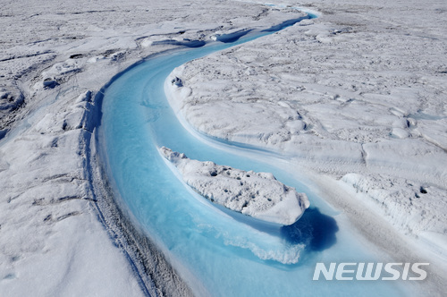【서울=뉴시스】 CNN방송은 1일(현지시간) 지구 온난화로 인해 그린란드의 빙하가 빠른 속도로 녹아내리고 있으며, 이에 따른 해수면 상승으로 인해 해안가 도시들이 상당수 물에 잠기는 상황이 발생할 수 있다고 보도했다. CNN방송은 그린란드 빙하의 해빙이 현재 속도로 진행될 경우 수백 년 안에 그린란드는 해발 ‘0’까지 떨어지게 되며, 이로 인해 지구 해수면은 7m 정도 상승하게 될 것이라고 전했다. <출처: 구글> 2017.12.01.