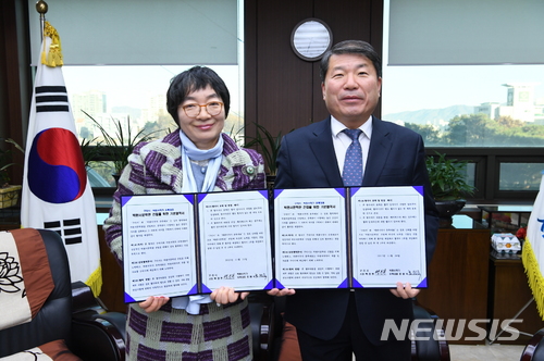 【구리=뉴시스】이병훈 기자 = 경기 구리시는 한국문학의 어머니로 불리는 故박완서 작가의 정신과 문학세계를 기리기 위한 '박완서 문학관 건립사업'을 본격 추진한다고 1일 밝혔다. 이를 위해 백경현 시장은 지난달 30일 시장실에서 故박완서 작가의 장녀 호원숙 씨와 함께 '박완서 문학관 건립을 위한 기본협약(MOU)'을 체결했다. 2017.12.01. (사진=구리시청 제공) photo@newsis.com