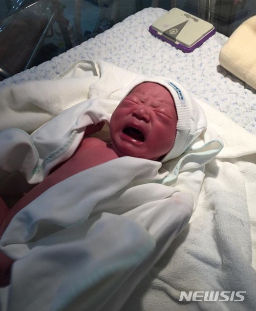 【서울=뉴시스】 쿨 유리가 다둥이 엄마가 됐다. 2017.12.01. (사진=쿨 유리 남편 사재석 씨 인스타그램) photo@newsis.com 