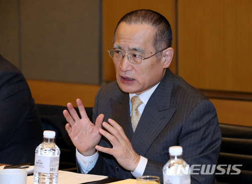 【서울=뉴시스】이영환 기자 = 위성락 전 주러대사가 지난 2017년12월 서울 영등포구 여의도의 한 호텔에서 열린 한·러 미래포럼 조찬간담회에 참석해 의원들과 이야기를 나누고 있다. 2017.12.01. 20hwan@newsis.com