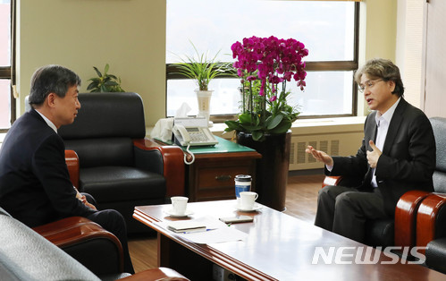 【서울=뉴시스】 장세영 기자=박형주 교수(오른쪽)가 지난달 27일 서울 중구 남산스퀘어빌딩 뉴시스 본사에서 김현호 상임고문과 인터뷰하고 있다. 2017.12.01. photothink@newsis.com