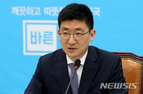 【서울=뉴시스】이영환 기자 = 바른정당 김세연 원내대표 권한대행 겸 정책위의장이 1일 오후 서울 여의도 국회 바른정당 회의실에서 열린 의원총회에 참석해 발언하고 있다. 김세연 원내대표 권한대행 겸 정책위의장은 "여러차례 말했듯 예산안 처리 시한을 지키는 것은 국회 의무이며 모든 정당이 뜻을 모아야 한다" 며 "특히 국정을 책임지는 정부여당에서는 선진화법이 마련해준 예산안 처리기한 준수라는 이 전통을 자신들만의 고집으로 그리고 비타협으로 무산되지 않게 진지한 자세로 임해야 한다"고 밝혔다. 2017.12.01. 20hwan@newsis.com