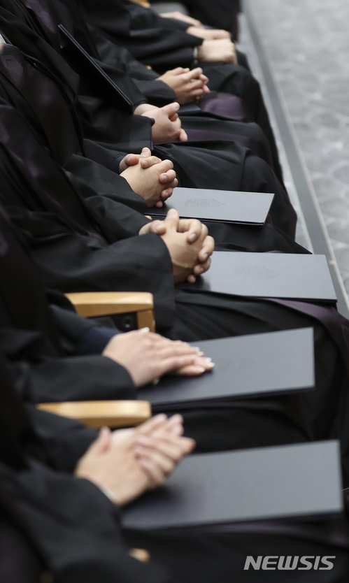 【서울=뉴시스】최진석 기자 = 지난달 1일 서울 서초구 대법원에서 열린 '신임법관 임명식'에서 신임법관들이 받은 임명장에 손을 얹고 있다. 2017.12.01. myjs@newsis.com