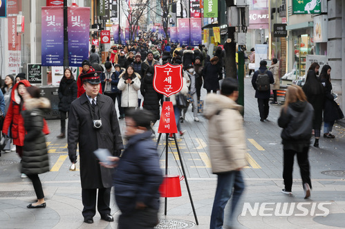 【서울=뉴시스】김진아 기자 = 구세군 자선냄비의 모금활동이 시작된 1일 오후 서울 중구 명동거리에서 모금활동이 펼쳐지고 있다.  구세군 자선냄비는 1891년 미국의 샌프란시스코에서 재난을 맞은 이재민을 돕기 위해 조셉 맥피 구세군 사관에 의해 시작되었으며, 한국에서는 1928년 서울에서 처음 시작되어 90년간 한국의 대표적인 모금 및 나눔운동으로 자리 잡았다.  2017.12.01. bluesoda@newsis.com