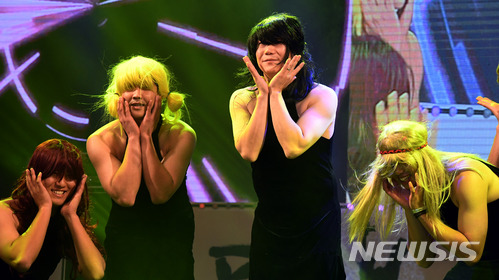 【광주=뉴시스】신대희 기자 = 1일 오후 광주 광산구 광주여자대학교 시립유니버시아드체육관에서 선수단 전원과 팬 6000명이 함께하는 'KIA 타이거즈 V11 팬 페스트'가 열리고 있는 가운데, 양현종(왼쪽에서 세번째)이 우승 공약인 걸그룹 댄스(선미의 '가시나')를 선보이고 있다. 이날 공연에는 임기영, 심동섭, 김윤동, 홍건희가 함께했다. 2017.12.01.&nbsp; sdhdream@newsis.com