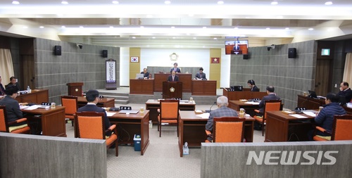 【단양=뉴시스】강신욱 기자 = 충북 단양군의회는 지난 1일 본회의장에서 중앙선 청량리~영주 간 새마을호 운행 중단 결정을 내린 국토교통부와 한국철도공사에 이를 철회할 것으로 요구하는 결의문을 채택하고 있다. 2017.12.02. (사진=단양군의회 제공) photo@newsis.com 