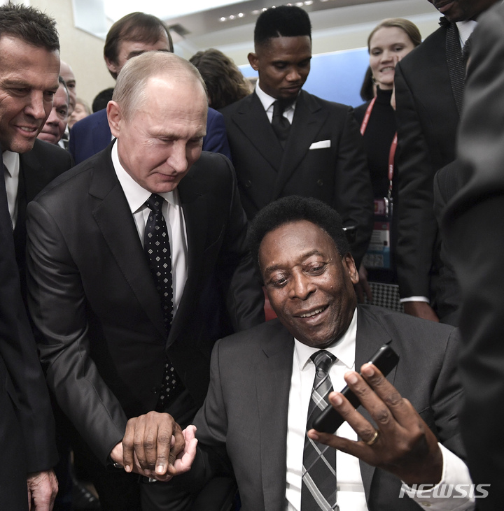 [모스크바=AP/뉴시스]푸틴 대통령과 펠레. 2017.12.01.
