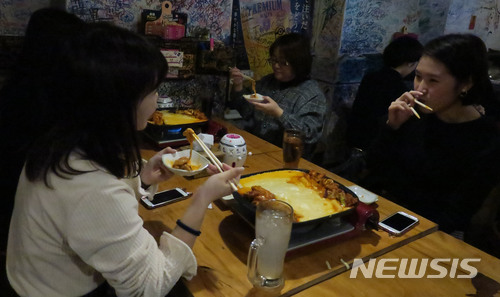 【도쿄=뉴시스】 조윤영 특파원 = 12월 1일 도쿄의 코리아타운 신오쿠보에 위치한 '시장닭갈비'에서 일본여성들이 '치즈닭갈비'를 먹으며 즐거워하고 있다. '치즈닭갈비'는 혐한으로 침체된 도쿄의 코리아타운에서 생각해낸 음식으로 지난해부터 일본의 10대 소녀들이 SNS에 올리면서 인기를 얻게 됐다. 2017.12.4.&nbsp; yuncho@newsis.com