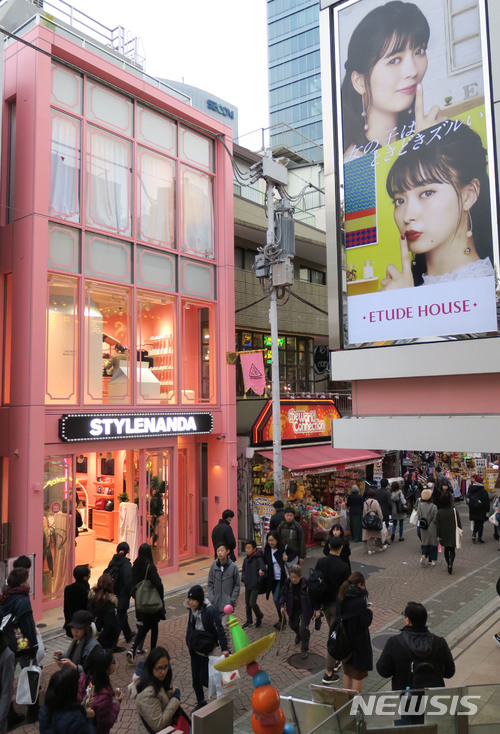 【도쿄=뉴시스】 조윤영 특파원 = 12월 1일 일본 젊은 세대의 메카인 도쿄 하라주쿠에 진출한 한국 화장품 브랜드 '스타일난다'와 '에뛰드하우스'가 마주 보고 있는 쇼핑거리에 관광객들이 오가고 있다. 2017.12.4. yuncho@newsis.com