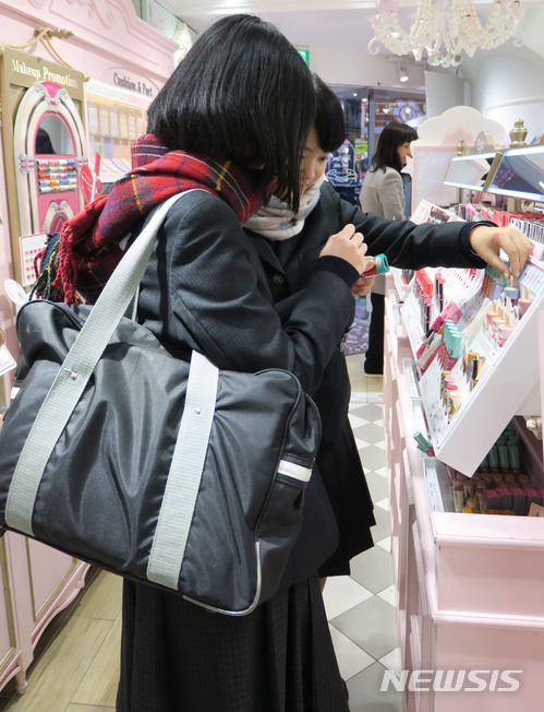 【도쿄=뉴시스】 조윤영 특파원 = 12월 1일 일본 여중생들이 젊은 세대의 메카 도쿄 하라주쿠에 진출한 한국 화장품 브랜드 '에뛰드 하우스'에서 화장품을 고르고 있다. 2017.12.4. yuncho@newsis.com