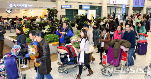 【인천공항=뉴시스】김선웅 기자 = 중국인 단체 관광객들이 12월2일 오후 인천국제공항을 통해 입국하고 있다. 이날 입국한 중국인 단체 관광객들은 지난 3월 중국 정부가 주한미군 사드 한반도 배치에 대한 보복으로 한국 단체관광을 금지한지 약 9개월만에 단체관광을 일부 허용한 이후 처음으로 한국에 들어왔다. 2017.12.02. mangusta@newsis.com