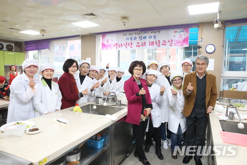 【창원=뉴시스】 홍정명 기자 = 지난 2일 경남관광고등학교에서 경남도교육청 주최로 열린 '2017 경남 학교급식 프리(FREE) 페스티벌'에서 '가족과 함께 하는 백리식단 요리 체험교실' 자원봉사자로 나선 영양교사들이 박종훈(오른쪽 첫 번째) 경남도교육감과 기념촬영을 하고 있다.2017.12.03.(사진=경남도교육청 제공) photo@newsis.com