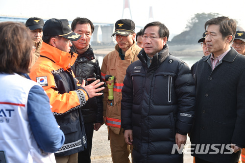 【인천=뉴시스】유정복 인천시장이 3일 영흥도에서 사고·구조상황 등을 확인하고 있다.