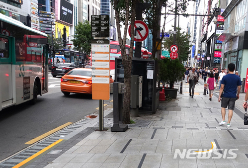 【서울=뉴시스】서울시 강남대로 광역버스 정류장에 설치된 표지판 및 꺾임선. 2017.12.04. (사진 = 서울시 제공) photo@newsis.com