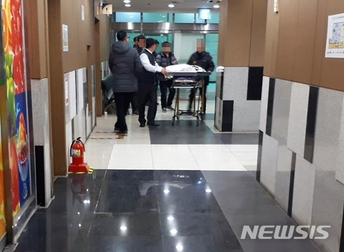 【시흥=뉴시스】이종일 기자 = 3일 인천 영흥도 낚싯배 침몰 사고로 13명이 숨진 가운데 김모(62)씨, 이모(49)씨, 박모(42)씨 등 3명의 시신이 안치된 경기 시흥 센트럴병원 장례식장에서 해경이 시신을 국립과학수사연구원으로 이송하고 있다. 2017.12.03. lji22356@newsis.com