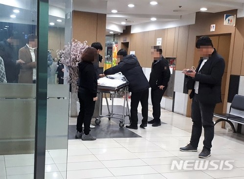 【시흥=뉴시스】이종일 기자 = 3일 인천 영흥도 낚싯배 침몰 사고로 13명이 숨진 가운데 김모(62)씨, 이모(49)씨, 박모(42)씨 등 3명의 시신이 안치된 경기 시흥 센트럴병원 장례식장에서 해경이 시신을 국립과학수사연구원으로 이송하고 있다. 2017.12.03. lji22356@newsis.com