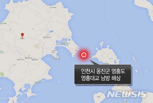 【인천=뉴시스】박진희 기자 = = 3일 오전 6시12분께 인천 옹진군 영흥도 영흥대교 인근 남방 5마일 해상에서 낚싯배가 급유선과 충돌해 전복되는 사고가 발생, 신고를 받고 출동한 해경이 구조 중이다.이날 전복된 낚싯배에는 선원 2명과 낚시객 20명 등이 타고 있었던 것으로 전해졌다. 2017.12.03.photo@newsis.com