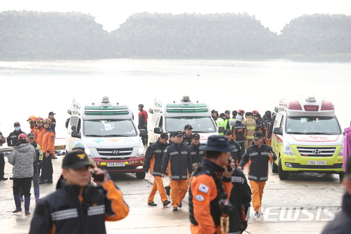 【인천=뉴시스】권현구 기자 = 낚싯배와 급유선 충돌, 전복사고로 사망한 시신이 3일 오전 인천시 옹진군 진두선착장으로 옮겨지고 있다. 이날 오전 6시12분께 인천 옹진군 영흥도 영흥대교 인근 남방 5마일 해상에서 낚싯배가 급유선과 충돌해 전복되는 사고가 발생했다. 2017.12.013.stoweon@newsis.com