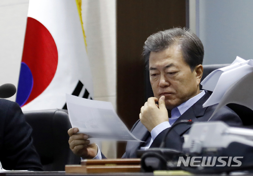 【서울=뉴시스】전신 기자 = 문재인 대통령이 3일 국가위기관리센터에서 인천 영흥도 앞바다 낚싯배 전복사고 관련 상황보고를 받고 있다. 문 대통령은 "해경 현장 지휘관의 지휘 하에 해경, 해군, 현장에 도착한 어선이 합심하여 구조작전에 최선을 다해달라"고 지시했다. 2017.12.03. (사진=청와대 제공) photo@newsis.com