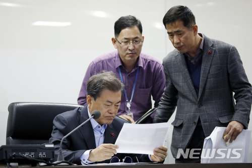 【서울=뉴시스】전신 기자 = 문재인 대통령이 3일 국가위기관리센터에서 인천 영흥도 앞바다 낚싯배 전복사고 관련 상황보고를 받고 있다. 문 대통령은 "해경 현장 지휘관의 지휘 하에 해경, 해군, 현장에 도착한 어선이 합심하여 구조작전에 최선을 다해달라"고 지시했다. 2017.12.03. (사진=청와대 제공) photo@newsis.com