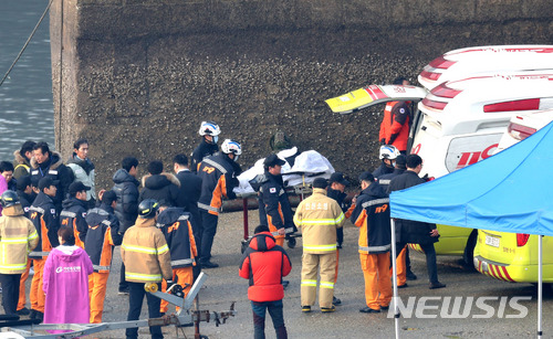 【인천=뉴시스】권현구 기자 = 3일 오전 인천 옹진군 영흥도 진두선착장에서 인천해경과 구조대원들이 인천 영흥도 인근 해상에서 발생한 낚싯배 전복사고 구조자와 사망자를 이송하고 있다. 2017.12.03. stoweon@newsis.com