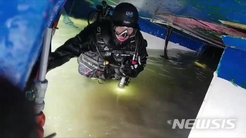 【서울=뉴시스】홍효식 기자 = 3일 오전 6시 09분께 인천 영흥도 진두항 인근 해상에서 9.77톤급 낚시어선과 336톤 급유선이 충돌해 낚시어선이 전복되는 사고가 발생, 해양경찰이 사고현장에서 구조작업을 벌이고 있다. 2017.12.03.(사진=해양경찰청 제공) photo@newsis.com