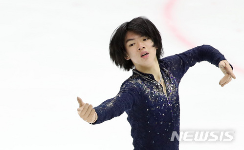 【서울=뉴시스】김진아 기자 = 3일 서울 양천구 목동 아이스링크에서 열린 KB금융 피겨 코리아 챌린지2차(평창동계올림픽 대표선발 2차전) 경기 남자부 싱글1그룹에서 차준환이 연기를 펼치고 있다. 2017.12.03. bluesoda@newsis.com