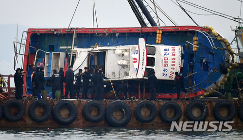 【인천=뉴시스】권현구 기자 = 3일 오후 인천시 옹진군 영흥면 영흥대교 남방 2마일 해상에서 낚싯배가 급유선과 충돌해 침몰한 가운데 해경과 관계자들이 크레인 선박으로 인양된 선창1호를 조사하고 있다. 2017.12.03. photo@newsis.com