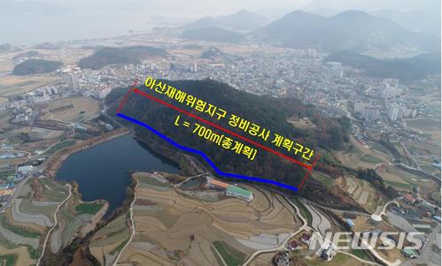 【남해=뉴시스】차용현 기자 = 경남 남해군은 재해 위험이 높은 남해읍 봉황산 주변 아산지구에 대해 총 사업비 74억 원을 투입해 대대적인 재해위험 개선사업을 추진할 계획이라고 4일 밝혔다. 사진은 사업 대상지 전경. 2017.12.04. (사진=남해군 제공) photo@newsis.com