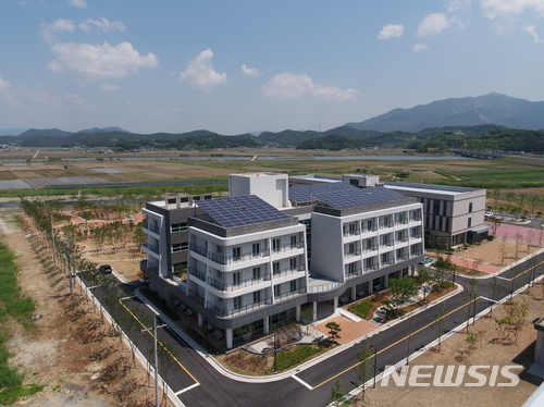 【하동=뉴시스】김윤관 기자 = 경남 하동군 갈사만에 건립 중인 영국 에버딘대학교 한국캠퍼스 기숙사 및 게스트하우스 전경. 2017.12.04. (사진=하동군 제공) kyk@newsis.com