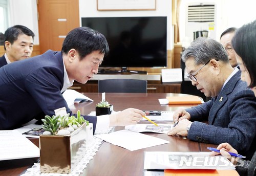 【용인=뉴시스】 이승호 기자 = 이재정 경기도 교육감과 정찬민 경기 용인시장이 4일 도교육청에서 만나 수원 황곡초등학교와 용인 흥덕초등학교를 공동통학구역(공동학구)으로 지정하는 문제를 논의하고 있다.2017.12.04(사진 = 용인시청 제공) photo@newsis.com