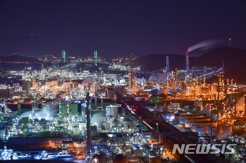 【여수=뉴시스】김석훈 기자 = 전남 여수시는 인기를 끌고 있는 여수국가산단 야경 투어를 12월부터 30분 앞당겨 오후 7시에 여수엑스포역에서 출발한다고 4일 밝혔다. 하루 한차례 운행하는 야경 투어버스는 여수산단을 거쳐 돌산공원과 오동도로 향한다. 사진은 중화학공장이 밀집한 여수국가산단의 멋진 야경. 2017.11.14. (사진=여수시청 제공)&nbsp; kim@newsis.com