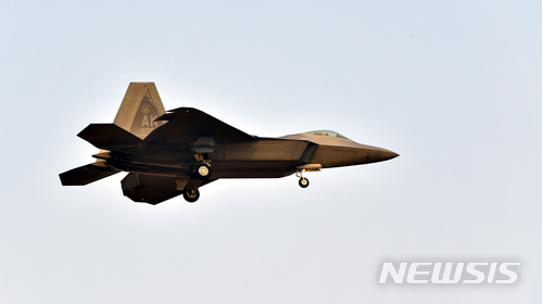 【광주=뉴시스】류형근 기자 = 한미 연합공중훈련 '비질런트 에이스'(Vigilant Ace)에 참가한 미군의 F-22 '랩터' 전투기가 지난해 12월4일 오전 광주 공군 제1전투비행단 활주로에서 이륙하고 있다. 2017.12.04. hgryu77@newsis.com