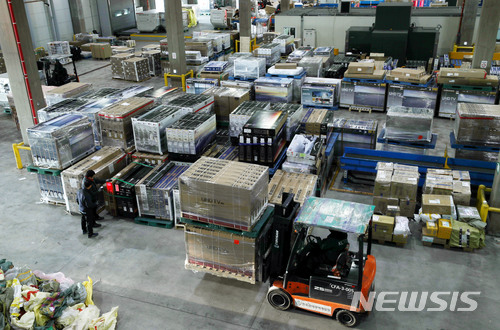 [인천공항=뉴시스]홍찬선 기자 = 중국 광군절과 미국 블랙프라이데이 등 연말 대규모 할인행사를 통해 국내 구매자들이 구입한 물품들이 인천본부세관 특송물류센터에 도착해 관계자들이 분류작업을 하고 있다. 2021.11.24. mania@newsis.com