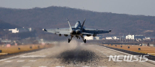 【평택=뉴시스】이정선 기자 = 비질런트 에이스(Vigilant Ace) 한·미 연합훈련이 실시된 지난해 12월4일 오전 경기 평택 주한미군 오산공군기지에서 EA-18G 그라울러가 착륙하고 있다. 2017.12.04. ppljs@newsis.com