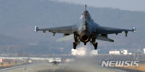 【평택=뉴시스】이정선 기자 = 비질런트 에이스(Vigilant Ace) 한·미 연합훈련이 실시된 4일 오전 경기 평택 주한미군 오산공군기지 활주로에서 F-16 전투기가 착륙하고 있다. 2017.12.04.&nbsp; ppljs@newsis.com