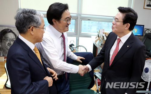 【서울=뉴시스】박영태 기자 = 4일 오전 서울 영등포구 여의도 국회 의원회관 우원식 원내대표 방에서 진행된 2018예산안 관련 원내대표 회동에서 우원식 원내대표가 정우택 자유한국당 원내대표와 악수를 하고 있다. 왼쪽부터 김동철 국민의당 원내대표, 우원식 더불어민주당 원내대표, 정우택 자유한국당 원내대표. 2017.12.04.since1999@newsis.com