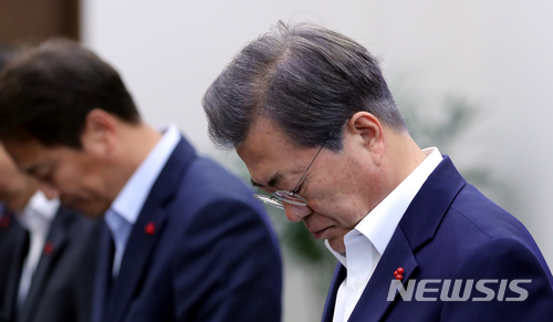 【서울=뉴시스】전진환 기자 = 문재인 대통령이 4일 오후 청와대 여민관 소회의실에서 수석 보좌관 회의를 주재하기에 앞서 지난 3일 유조선과 충돌해 침몰한 선창1호의 희생자들을 위한 묵념을 하고 있다. 2017.12.04. amin2@newsis.com