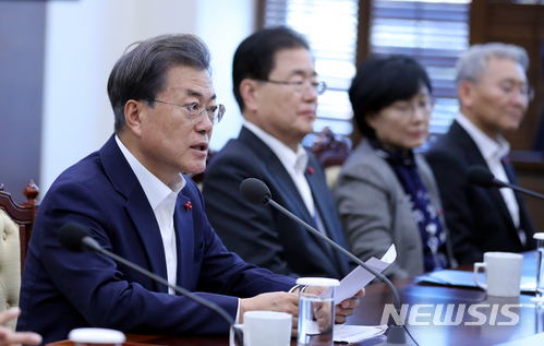 【서울=뉴시스】전진환 기자 = 문재인 대통령이 4일 오후 청와대 여민관 소회의실에서 수석 보좌관 회의를 주재하고 있다. 2017.12.04. amin2@newsis.com