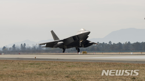 【서울=뉴시스】김진아 = 비질런트 에이스(Vigilant Ace) 한·미 연합훈련이 지난해 12월4일 실시 됐다. F-22 전투기 (엘멘도프-리차드슨 공군기지, 알라스카)가 비질런트 에이스 훈련중 광주 공군기지에서 이륙하고 있다. 2017.12.04. (사진=미공군 제공)&nbsp; photo@newsis.com