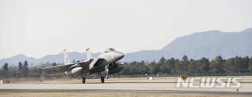 【서울=뉴시스】김진아 = 비질런트 에이스(Vigilant Ace) 한·미 연합훈련이 4일 실시 됐다. F-15전투기(가데나 공군기지, 일본)가 비질런트 에이스 훈련중 광주 공군기지 에서 이륙하고 있다. 2017.12.04. (사진=미공군 제공)&nbsp; photo@newsis.com