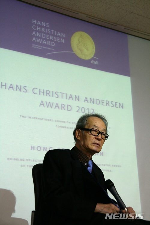 【서울=뉴시스】 1세대 그림책 작가 홍성찬. 2017.12.05. (사진= 국제아동청소년도서협의회 제공) photo@newsis.com