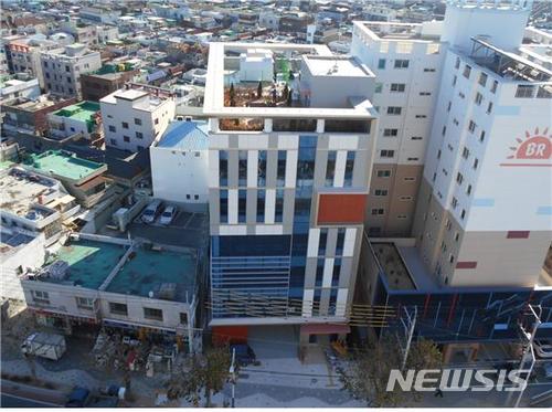 【대구=뉴시스】 대구시는 국가 공모사업으로 추진하고 있는 서대구·염색·제3산업단지 및 주변 주거지 일원의 '경제기반형 도시재생사업'의 마중물 역할을 할 ‘행복나눔발전소’를 완공했다고 5일 밝혔다. 2017.12.05.(사진=대구시 제공)&nbsp; photo@newsis.com