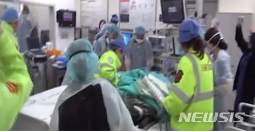 미국 CNN 방송은 4일(현지시간) 이국종 아주대 외과대학 교수가 지난 11월13일 귀순한 북한 오모 병사를 외상소생실1으로 후송하는 장면이 담긴 동영상을 단독 보도했다. CNN은 이 교수의 인터뷰도 이날 함께 전했다. <출처:CNN 동영상 캡쳐> 2017.12.05.