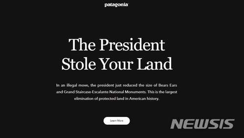 【서울=뉴시스】미국의 아웃도어 의류·용품 업체 파타고니아가 4일(현지시간) 홈페이지 메인 화면에 "대통령이 당신의 땅을 훔쳤다(The President Stole Your Land)"라는 문구를 게시하며 도널드 트럼프 대통령의 유타주 국가기념물 지정 면적 축소 조치를 비판했다.(사진 파타고니아 홈페이지 캡처)