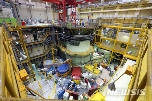 【대전=뉴시스】 이시우 기자 = 국내 유일의 연구용원자로인 '하나로(HANARO)'가 5일, 오전 8시부터 재가동을 시작했다. 하나로는 지난 2014년 7월 가동이 정지된 이후, 내진보강공사, 대전 시민검증단 검증, 원안위 정기검사를 받아오다 최근 원안위로부터 재가동 승인을 받았다. 하나로 재가동으로 그동안 중단됐던 중성자 이용 연구개발과 첨단 소재개발, 의료용·산업용 동위원소 생산이 재개됐다. 2017.12.5. (사진=한국원자력연구원 제공) photo@newsis.com