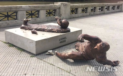 메시 동상 또 봉변, 조국 아르헨티나에서 두 발목 잘려
